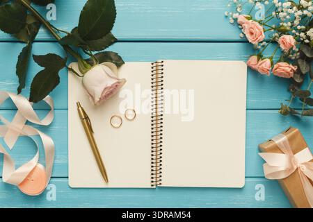 Collezione di oggetti su un tavolo di legno blu per un'occasione speciale o una scena di celebrazione Foto Stock
