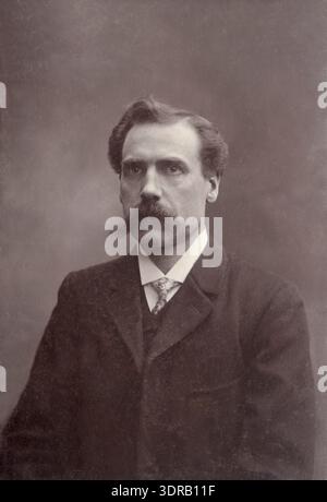 Questo ritratto di Adriaan Boer, Paesi Bassi, 1903-1906, mostra un uomo con i baffi lunghi che indossa un vestito e una cravatta. La fotografia illustra la moda maschile formale, la fotografia in studio olandese dei primi anni del XX secolo, la composizione, l'illuminazione, i ritratti ravvicinati, l'espressione facciale, dettagli dell'abbigliamento e tecniche fotografiche. Foto Stock