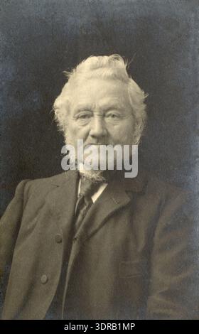 Questo ritratto in studio del fotografo olandese Adriaan Boer mostra un uomo più anziano che guarda alla fotocamera con i capelli bianchi e la barba. Indossa una giacca scura e una cravatta. La fotografia è stata prodotta come carta de visite nei Paesi Bassi, probabilmente a Baarn, tra il 1897 e il 1912. Questo formato di ritratto era un prodotto fotografico commerciale comune del periodo, che rifletteva l'abbigliamento maschile formale e le convenzioni di ritratti in studio. Foto Stock