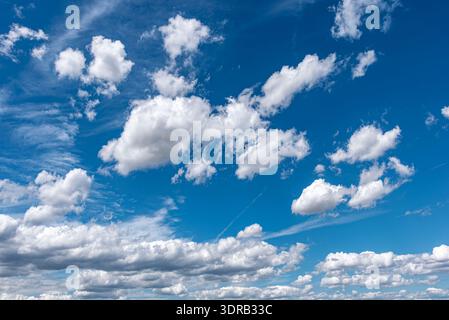 Cielo blu e bianco con il bel tempo o nuvole di cumulus in estate Foto Stock
