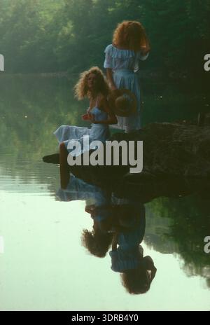 Francia. Dordogne. Giovani donne. All'aperto. Dal fiume. Foto Stock