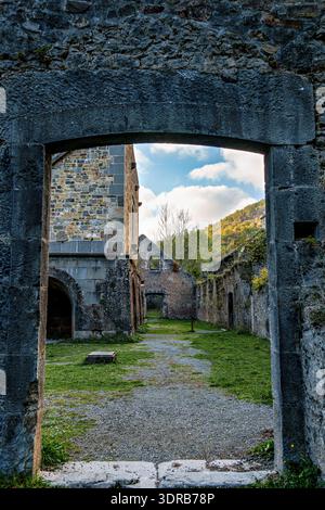 Rovine della fabbrica reale di armi e munizioni di Orbaizeta. Navarra. Spagna. I suoi resti sono considerati un tesoro di archi industriali del XIX secolo Foto Stock