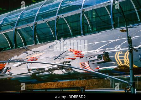 Eingescanntes Diorgov einer historischen Farbaufnahme einer runden, mit Aluminuim verkleideten Verbindungsbrücke zweier Bürohochhäuser und mit sich Foto Stock