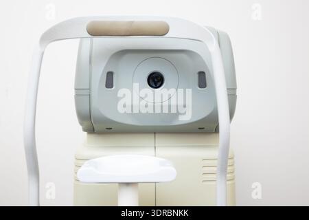 Primo piano della moderna macchina diagnostica oftalmologica. Apparecchiature per l'esame degli occhi e tecnologia medica sanitaria utilizzata nella clinica di optometria. Foto Stock