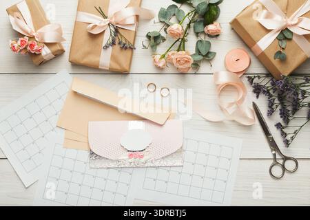 Collage di materiali di rivestimento regalo ed elementi floreali per un'occasione speciale in un ambiente di lavoro creativo Foto Stock