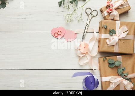 Confezione regalo con scatole e accessori su una superficie in legno Foto Stock
