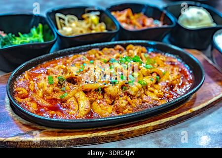Tradizionale pollo bulgogi servito nel ristorante coreano. Foto Stock