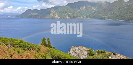 Vista della baia di Soufriere sull'isola di Dominica Foto Stock