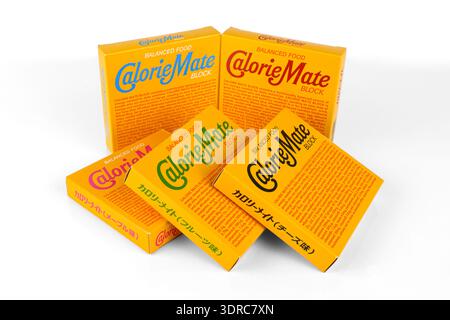 Barrette di energia nutrizionale CalorieMate di Otsuka in diversi sapori - Galles, Regno Unito - 21 novembre 2025 Foto Stock