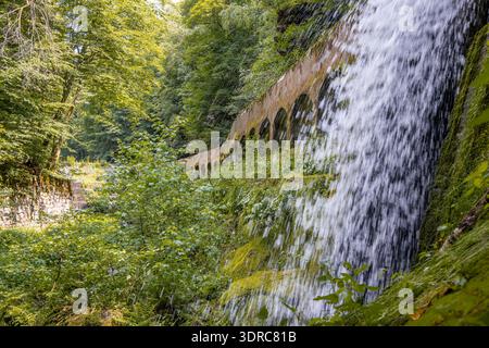 Vecchia centrale idroelettrica di Niezelgrund, cascata della gola di Lohmen Foto Stock