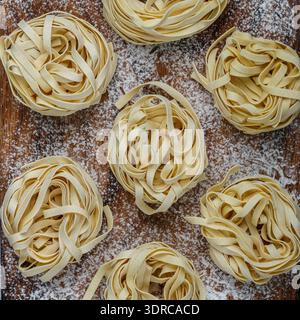 Tagliatelle. Pasta cruda cruda italiana tradizionale fatta in casa Foto Stock