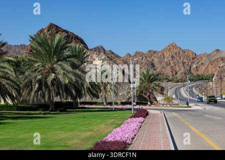 Strada con vista sulle montagne a Mascate, Oman Foto Stock