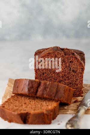Pane al cioccolato alla banana appena sfornato Foto Stock