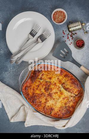 Parmigiana tradizionale di melanzane: Fette di melanzana al forno con pomodori, formaggio (Parmigiano Reggiano, mozzarella, pecorino), s Foto Stock