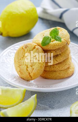 Biscotti al limone appena sfornati fatti in casa con cioccolato bianco. Dessert per buongustai. Messa a fuoco selettiva Foto Stock