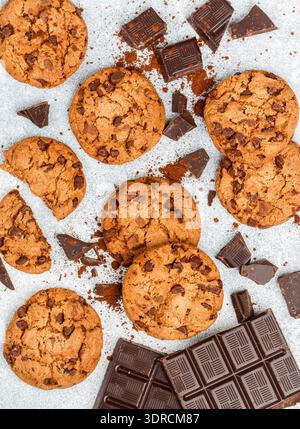 Biscotti croccanti fatti in casa appena sfornati con gocce di cioccolato, burro di arachidi o caramello salato. Una delizia per i buongustai. Bip Foto Stock