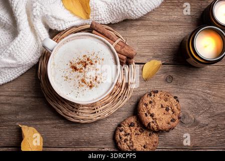 Accogliente sfondo autunnale, caffè e candele Foto Stock