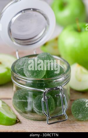 Caramelle di mela verde con zucchero in un vaso di vetro. Deliziosi dolci fatti in casa con gelatina. Dessert salutare per buongustai. Selettivo per Foto Stock