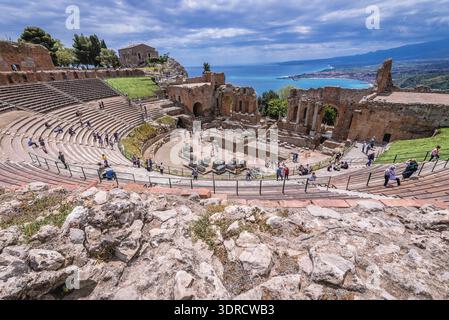 Taormina, Italia - 5 maggio 2019: Rovine del Teatro Greco nella parte storica della città di Taormina sull'isola di Sicilia Foto Stock