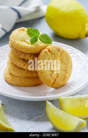 Biscotti al limone appena sfornati fatti in casa con cioccolato bianco Foto Stock