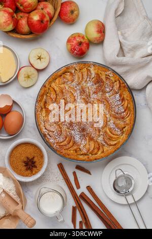 Torta di mele. Torta fatta in casa di mele fresche con crema pasticcera e cannella. Deliziosi dolci autunnali. healt Foto Stock