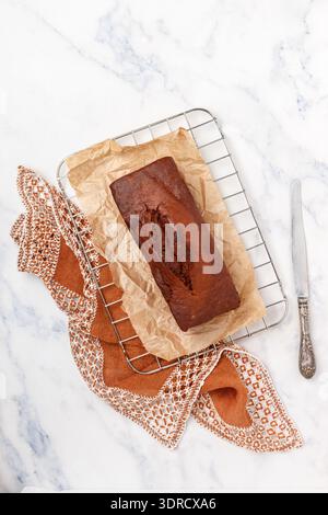 Pane al cioccolato alla banana appena sfornato. Libbra la torta con i pezzi di cioccolato in primo piano. Un intero Foto Stock