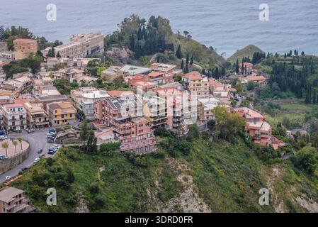 Case in Taormina visto da Castelmola cittadina in provincia di Messina nella regione italiana Sicilia Foto Stock