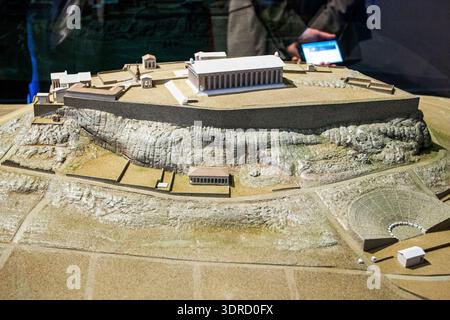 Un modello dell'Acropoli di Atene con i visitatori nel Museo di Atene Foto Stock