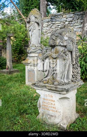 Kamianets Podilskyi, Ucraina - 13 giugno 2017: Cimitero storico polacco di fronte alla cattedrale di San Pietro e Paolo nella parte storica di Kamianets Podilsk Foto Stock
