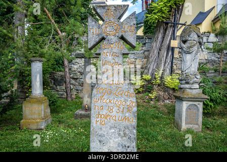 Kamianets Podilskyi, Ucraina - 13 giugno 2017: Vecchie tombe sul cimitero polacco di fronte alla cattedrale di San Pietro e Paolo nella parte storica di Kamianets Podi Foto Stock