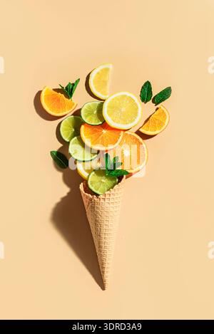 Cono per cialde e fette di agrumi Foto Stock