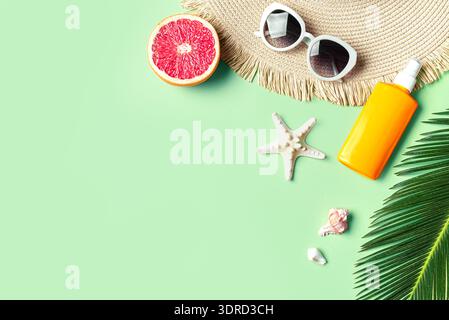 Sfondo estivo con occhiali da sole, cappello, foglie di palma Foto Stock
