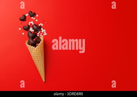 Dolci a forma di cuore di San Valentino in un cono di gelato Foto Stock