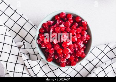 Viburnum congelato in una ciotola sulla vista dall'alto del tavolo Foto Stock