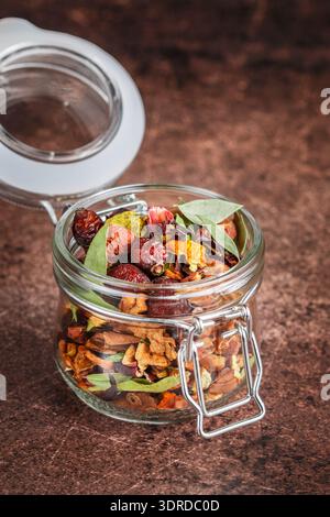 Tè invernale. Una miscela per la preparazione di bevande calde calde calde da rose fianchi, curcuma, zenzero, ciao Foto Stock