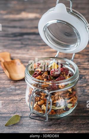 Tè invernale. Una miscela per la preparazione di bevande calde calde calde da rose fianchi, curcuma, zenzero, ciao Foto Stock