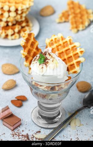 Delizioso dessert a base di waffle belgi, gelati, mandorle, cioccolato e menta. Antipasto gourmet. SEL Foto Stock