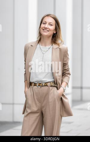 Ritratto di una giovane donna d'affari di mezza età adulta in abito formale all'aperto. Donna d'affari felice sicura di sé elegante e di classe. Finanziario Foto Stock