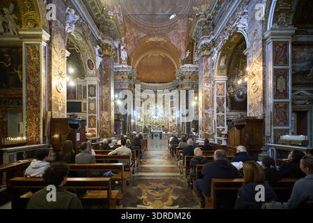 Messa nella Chiesa di Santa Maria della Vittoria, chiesa in stile barocco a Roma, Italia Foto Stock