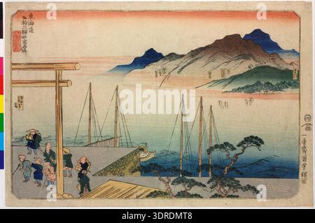 Questa stampa a blocchi di legno della metà degli anni '1830 di Utagawa Kuniyoshi raffigura le stazioni di Hodogaya, Totsuka, Fujisawa e Hiratsuka lungo la Tokaido Road. Un gruppo di contadini, alcuni indossano cappelli e altri portano lanterne, camminano vicino all'acqua, con montagne e nebbia sullo sfondo. Il formato oban yoko-e enfatizza la composizione orizzontale, catturando dettagli di abbigliamento, postura, movimento e paesaggio. L'uso di linea, colore e prospettiva da parte di Kuniyoshi dimostra le tecniche di stampa giapponesi della metà del XIX secolo, illustrando la vita quotidiana e viaggiando lungo il percorso storico. Foto Stock