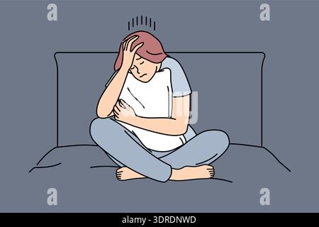 Una donna malinconica è triste sedersi sul letto e abbracciare il cuscino dopo aver litigato con il fidanzato Foto Stock