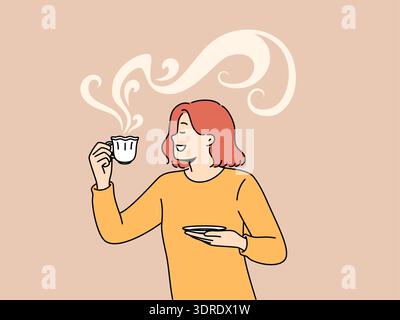 La donna beve caffè aromatico da una bella tazza e sorride gustando il gusto di una bevanda calda Foto Stock