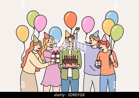 Festa di compleanno per l'uomo che celebra l'anniversario e tiene la torta, si erge tra amici con palloncini Foto Stock