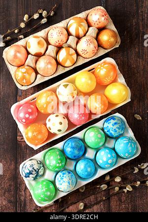Composizione con uova di Pasqua decorate in una scatola e rami di salice. Happy Easter concept, banner o pubblicità per schermo o. Foto Stock