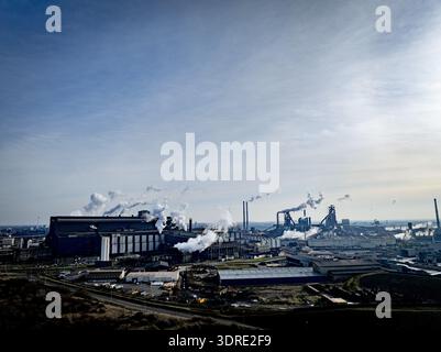BEVERWIJK - Tata Steel Netherlands taglierà meno posti di lavoro con la riorganizzazione annunciata in precedenza. Panoramica di Wijk aan Zee, gli altiforni di Tata Steel. Il RIVM (National Institute for Public Health and the Environment) condurrà un'indagine sull'origine delle precipitazioni di polvere nell'aria nella regione di IJmond, l'area in cui si trovano le fabbriche di Tata Steel. IJmuiden ROBIN UTRECHT / ANP netherlands Out - belgium Out Foto Stock