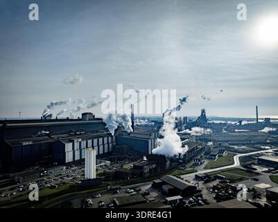 BEVERWIJK - Tata Steel Netherlands taglierà meno posti di lavoro con la riorganizzazione annunciata in precedenza. Panoramica di Wijk aan Zee, gli altiforni di Tata Steel. Il RIVM (National Institute for Public Health and the Environment) condurrà un'indagine sull'origine delle precipitazioni di polvere nell'aria nella regione di IJmond, l'area in cui si trovano le fabbriche di Tata Steel. IJmuiden ROBIN UTRECHT / ANP netherlands Out - belgium Out Foto Stock