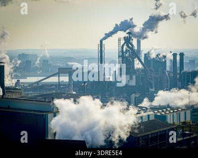 BEVERWIJK - Tata Steel Netherlands taglierà meno posti di lavoro con la riorganizzazione annunciata in precedenza. Panoramica di Wijk aan Zee, gli altiforni di Tata Steel. Il RIVM (National Institute for Public Health and the Environment) condurrà un'indagine sull'origine delle precipitazioni di polvere nell'aria nella regione di IJmond, l'area in cui si trovano le fabbriche di Tata Steel. IJmuiden ROBIN UTRECHT / ANP netherlands Out - belgium Out Foto Stock