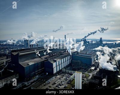 BEVERWIJK - Tata Steel Netherlands taglierà meno posti di lavoro con la riorganizzazione annunciata in precedenza. Panoramica di Wijk aan Zee, gli altiforni di Tata Steel. Il RIVM (National Institute for Public Health and the Environment) condurrà un'indagine sull'origine delle precipitazioni di polvere nell'aria nella regione di IJmond, l'area in cui si trovano le fabbriche di Tata Steel. IJmuiden ROBIN UTRECHT / ANP netherlands Out - belgium Out Foto Stock