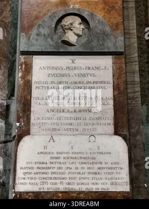 Tomba di Kauffmann Zucchi nella Chiesa di Sant'Andrea delle Fratte, Roma, Italia. La tomba è documentata con dettagli architettonici e scultorei, tra cui lapide, iscrizioni e layout all'interno della chiesa. Fornisce un contesto storico e culturale, registrando pratiche funerarie, stile artistico e ambientazione ecclesiastica del periodo. Il sito funge da riferimento per gli studi di storia dell'arte, architettura e conservazione del patrimonio a Roma. Foto Stock