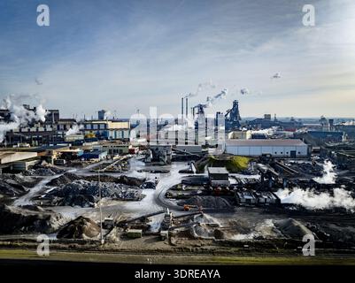 BEVERWIJK - Tata Steel Netherlands taglierà meno posti di lavoro con la riorganizzazione annunciata in precedenza. Panoramica di Wijk aan Zee, gli altiforni di Tata Steel. Il RIVM (National Institute for Public Health and the Environment) condurrà un'indagine sull'origine delle precipitazioni di polvere nell'aria nella regione di IJmond, l'area in cui si trovano le fabbriche di Tata Steel. IJmuiden ROBIN UTRECHT / ANP netherlands Out - belgium Out Foto Stock